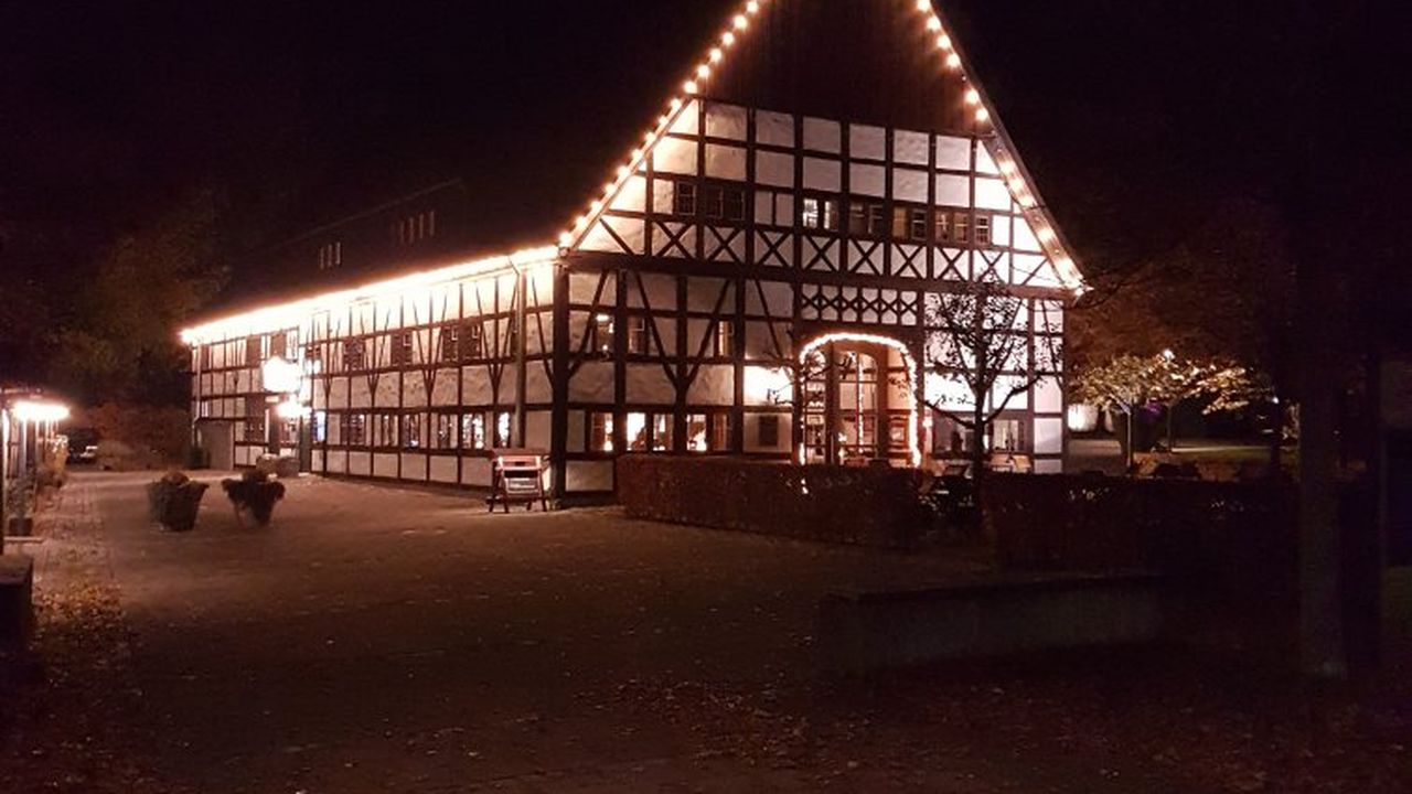 Der Hof Hueck strahlt im weihnachtlichen Lichterglanz. Der Hof Hueck strahlt im weihnachtlichen Lichterglanz.